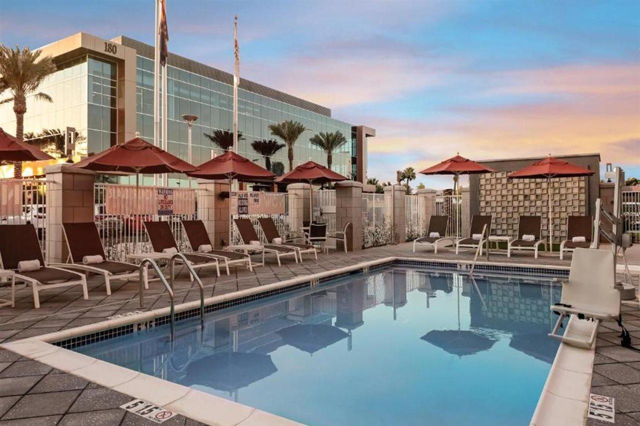 Hilton Garden Inn Chandler Downtown Exteriör bild
