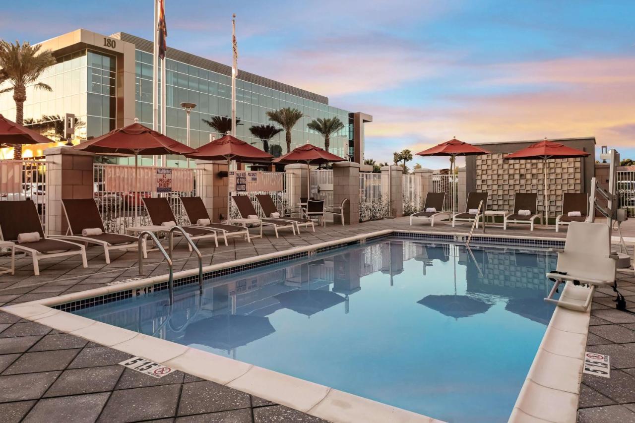 Hilton Garden Inn Chandler Downtown Exteriör bild