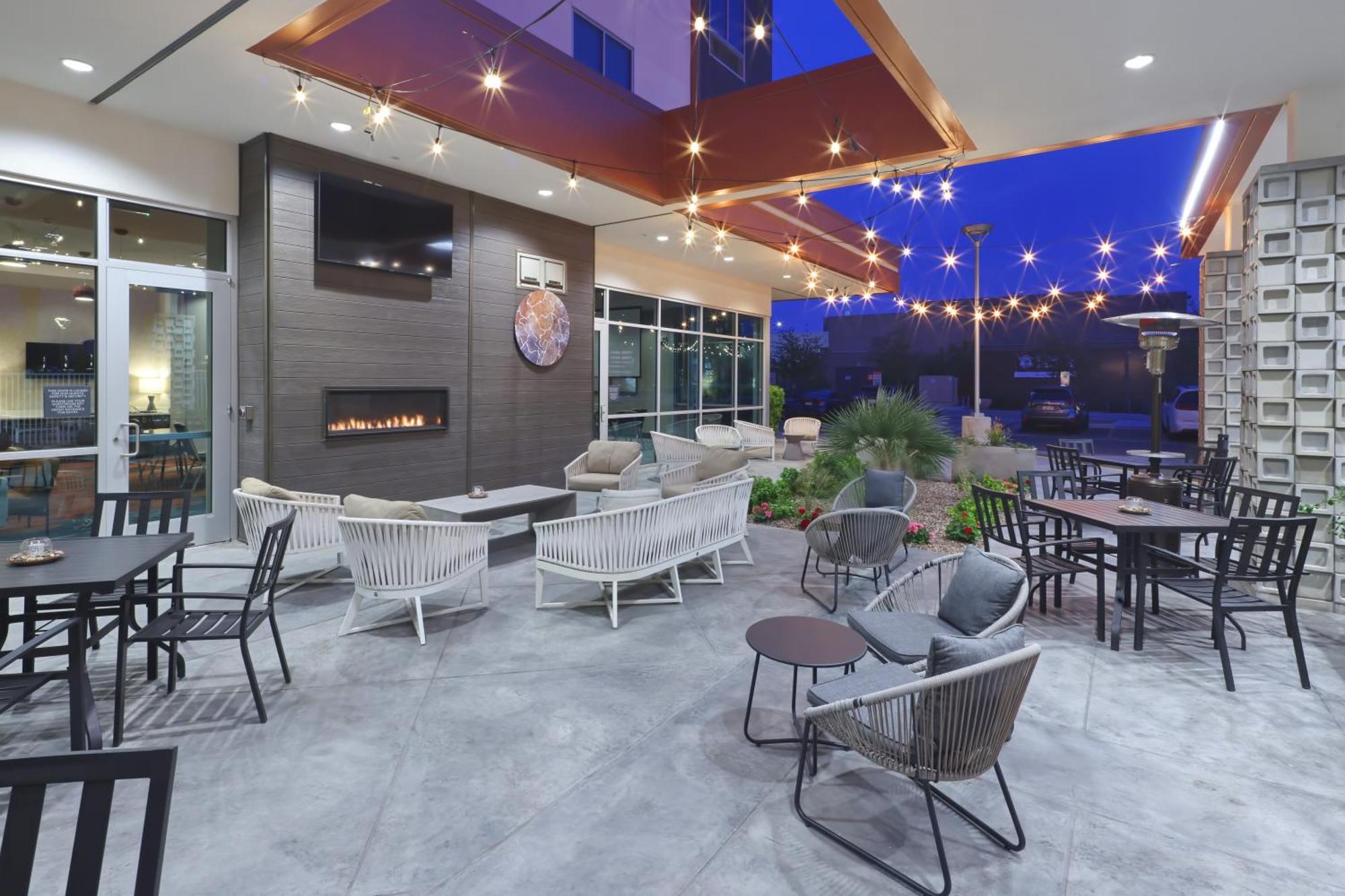 Hilton Garden Inn Chandler Downtown Exteriör bild